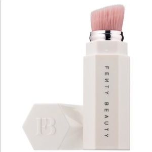 Fenty Beauty Portable Highlighter Brush 140
